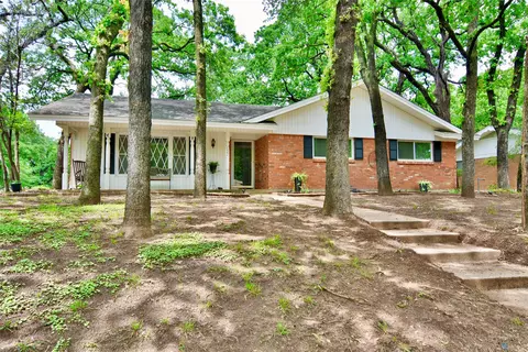 1001 Forest Oaks Ln, Hurst, TX 76053