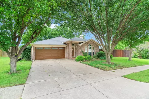 7113 Lost Horizon Dr, Benbrook, TX 76126