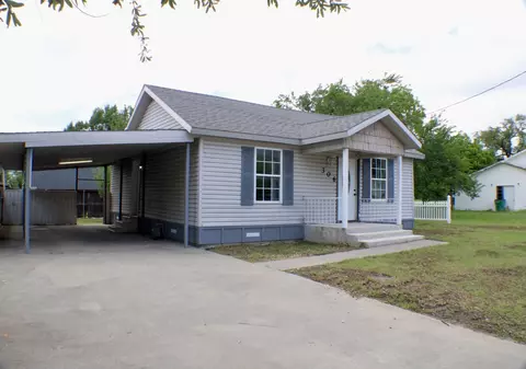 306 Henrietta St, Nocona, TX 76255