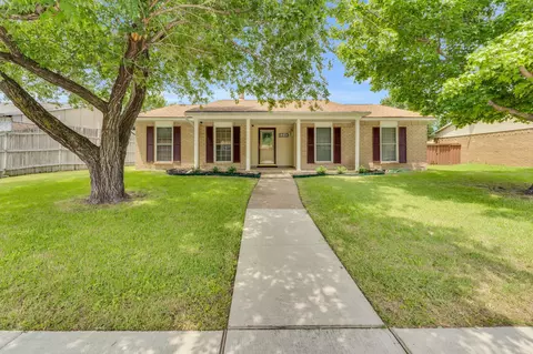 5210 Silver Trl, Grand Prairie, TX 75052