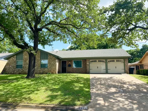 1709 Signet Dr, Euless, TX 76040