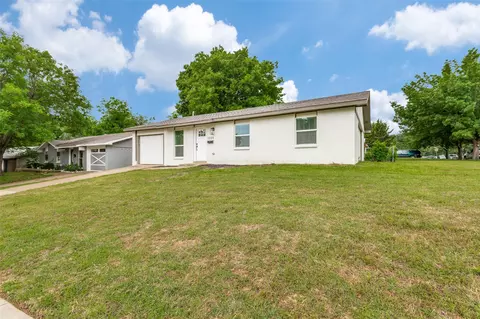 1205 Las Palmas Dr, Grand Prairie, TX 75052