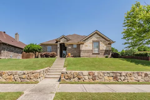 8216 Shady Valley Dr, Benbrook, TX 76116