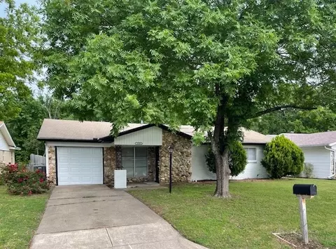 512 Livingston Dr, Hurst, TX 76053
