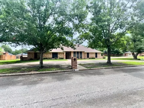 1176 E Oval Dr, Athens, TX 75751