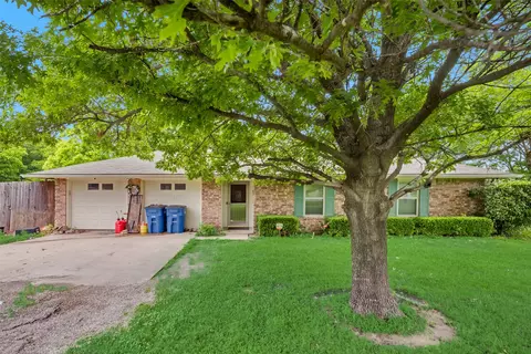 1216 S Mulberry St, Ennis, TX 75119