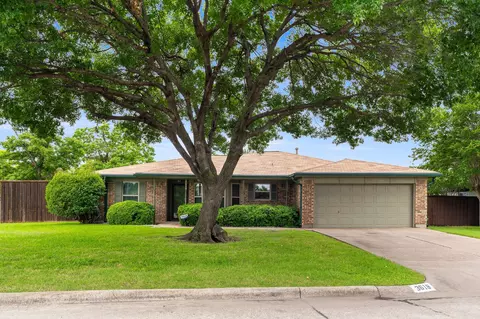 3618 Hummingbird Dr, Grand Prairie, TX 75052