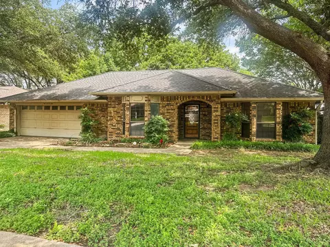 10028 Stoneleigh Dr, Benbrook, TX 76126