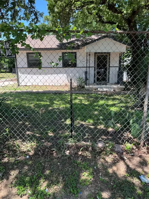 1824 Arch St, Fort Worth, TX 76105
