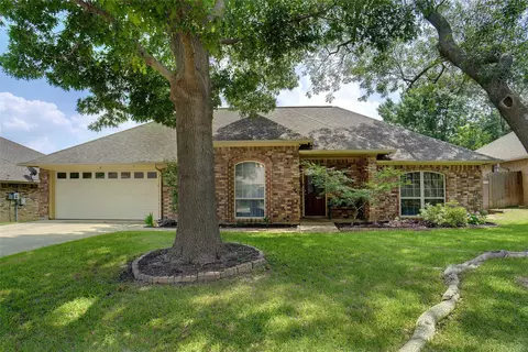 10157 Stoneleigh Dr, Benbrook, TX 76126