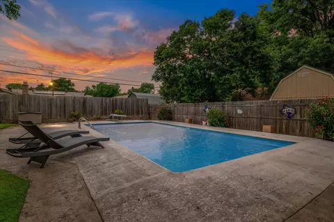 213 Simmons Dr, Hurst, TX 76053