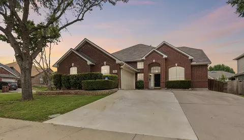 7752 Parkwood Plaza Dr, Fort Worth, TX 76137
