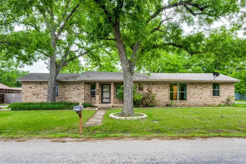 211 W White St, Pilot Point, TX 76258