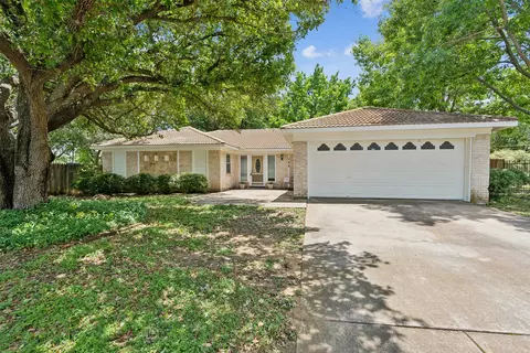 708 Robinhood Ln, Bedford, TX 76021