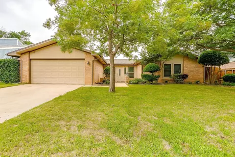 3253 Princess St, Bedford, TX 76021