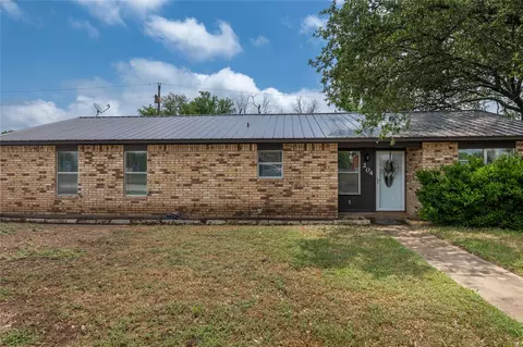 204 S Loop Dr, Brady, TX 76825