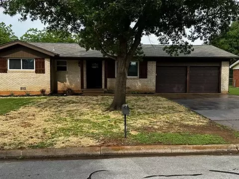 221 Fanning Dr, Hurst, TX 76053