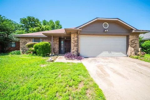 3304 Country Creek Ln, Fort Worth, TX 76123