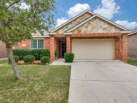 8704 Yosemite Trl, Cross Roads, TX 76227
