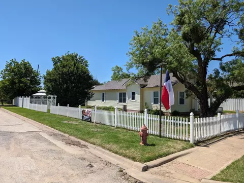 348 S Main St, Albany, TX 76430
