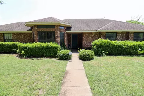 124 Walnut Ct, Oak Leaf, TX 75154