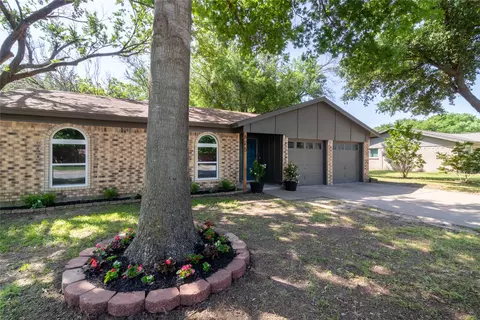 625 Lynnewood Ave, Burleson, TX 76028