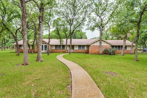 1904 Thousand Oaks Dr, Burleson, TX 76028