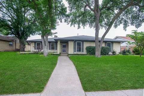 300 Mistletoe Dr, Richardson, TX 75081