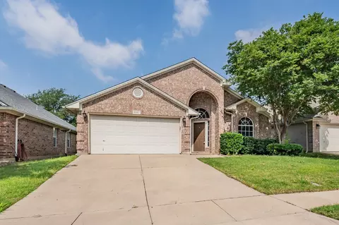 8861 Sunset Trace Dr, Fort Worth, TX 76244
