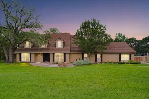 324 Driftwood Ct, Azle, TX 76020