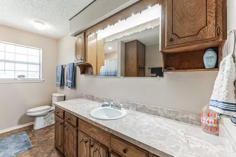 Bath - 758 Maxx Rd, Mead, OK 73449 photo 2 of 2