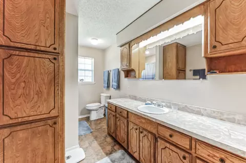 Bath - 758 Maxx Rd, Mead, OK 73449 photo 1 of 2