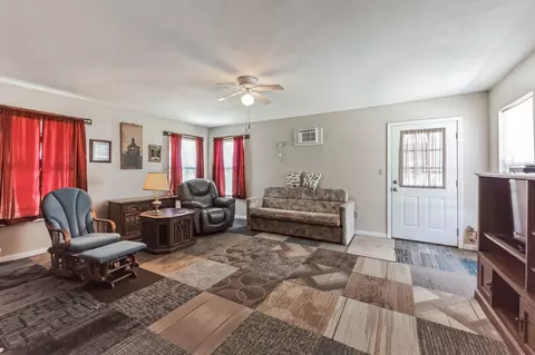 Living - 758 Maxx Rd, Mead, OK 73449 photo 6 of 7