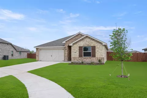 1918 Apache Cir, Cleburne, TX 76033 photo 2