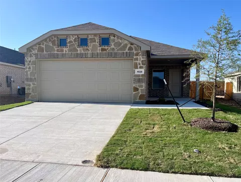 1028 Naranjos Dr, Fort Worth, TX 76052
