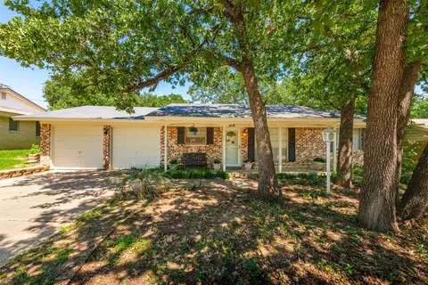 53 Stonegate Dr, Bedford, TX 76022