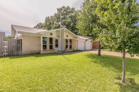 633 NW Lorna St, Burleson, TX 76028