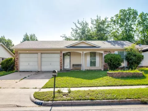 1909 Victoria Dr, Arlington, TX 76012