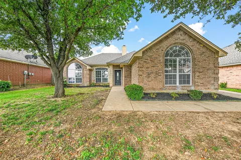3132 Eastcrest Ct, Fort Worth, TX 76105