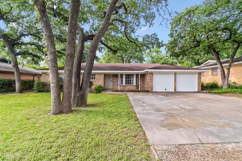 733 Bedford Ct W, Hurst, TX 76053