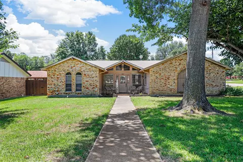 8400 Randy Dr, North Richland Hills, TX 76182