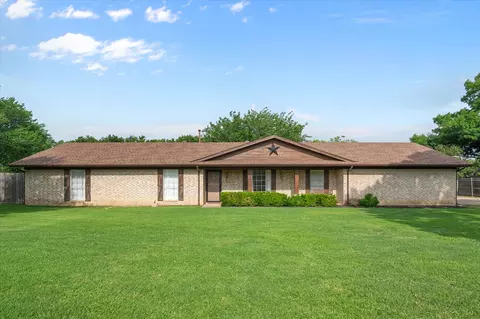 6112 Windsong Dr, Arlington, TX 76001