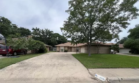 206 Oakhaven Dr, Grand Prairie, TX 75050