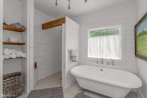 Bath - 1592 Barnes Rd, Converse, LA 71419 photo 1 of 7