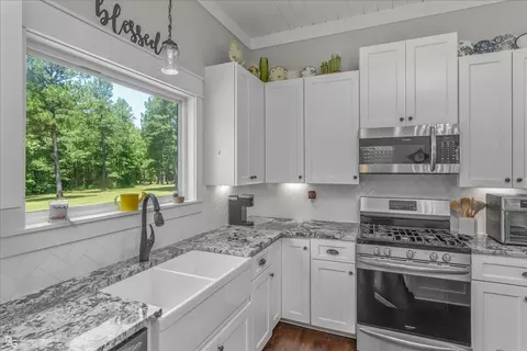 Kitchen - 1592 Barnes Rd, Converse, LA 71419 photo 2 of 5