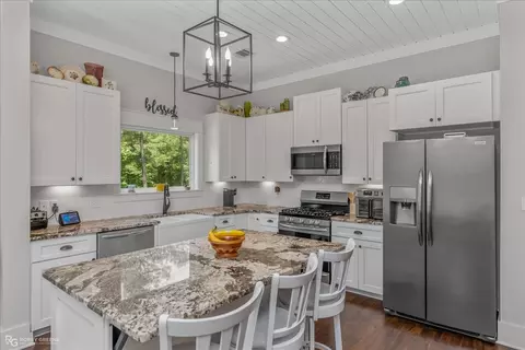 Kitchen - 1592 Barnes Rd, Converse, LA 71419 photo 3 of 5