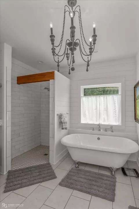 Bath - 1592 Barnes Rd, Converse, LA 71419 photo 2 of 7