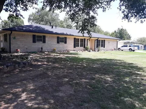 640 N Cedar St, Blossom, TX 75416