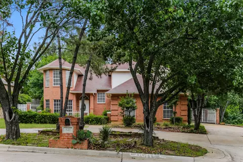 821 Twin Creek Dr, Mansfield, TX 76063