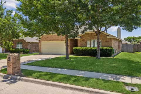 437 Brookhollow Ln, Saginaw, TX 76131